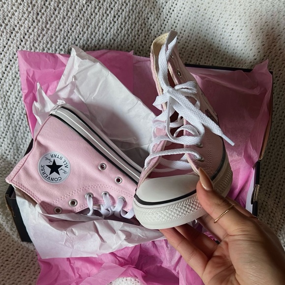 NWT Pink Hello Kitty Cinnamoroll Converse - Picture 4 of 5